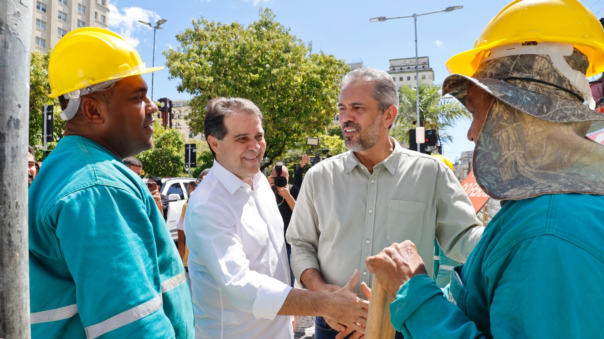 prefeito evandro e governador elmano conversam com dois operários na praça do ferreira